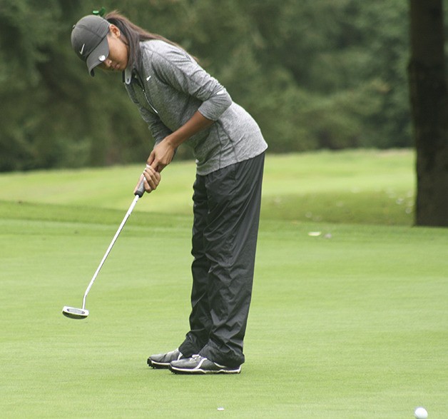 Kentwood sophomore Katelann Soth putts on the first hole of the Meridian Valley Country Club on Sept. 18.