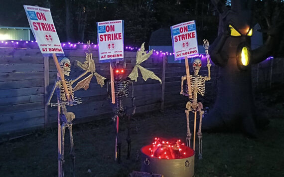 Halloween decorations in Covington support the Boeing strike. (Photo by Bailey Jo Josie/Sound Publishing)