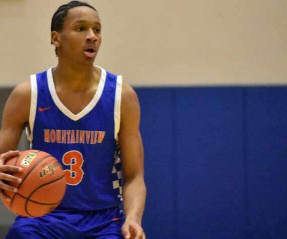 Sebastian Arius brings the ball up the floor for Auburn Mountainview in a Dec. 17 game vs. Federal Way High School. Ben Ray / Sound Publishing